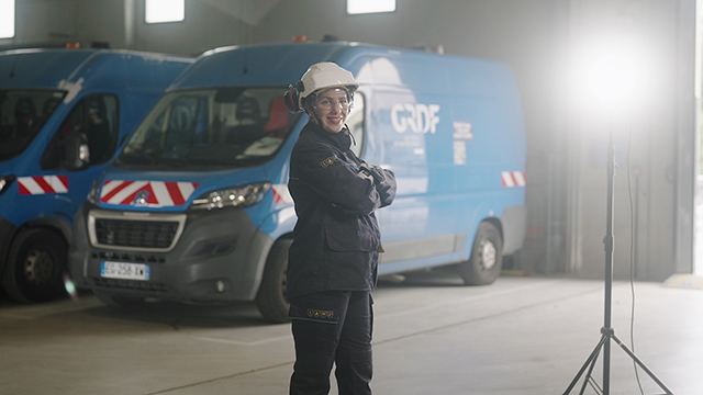 Une technicienne gaz prend la pose