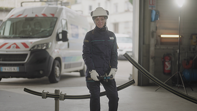 Une technicienne gaz prend la pose