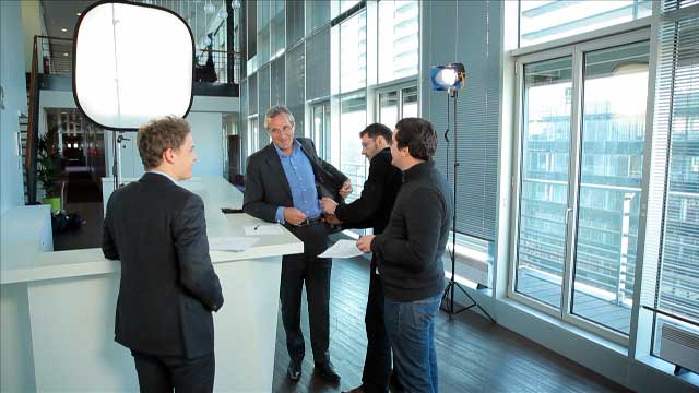 Plusieurs personnes préparent un tournage