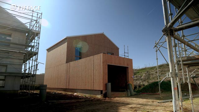 Une maison en bois en construction, image extraite du film d'entreprise sur l'utilisation du bois pour la construction