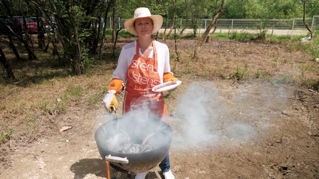 Une préventeur devant un barbecue fumant, image issue d'une série web vidéo