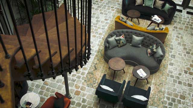 Vue de haut filmée de l'espace accueil de l'hôtel Hoxton à Paris, extrait de la vidéo corporate