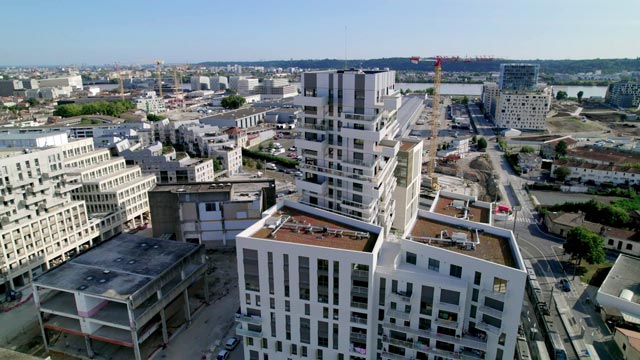 Vue aérienne d'Hypérion, la tour en bois de Bordeaux, extraite du clip vidéo
