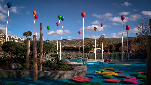 Le jardin d'enfant des Halles de Paris devant la canopée, extrait de la vidéo institutionnelle Réinventer les Halles