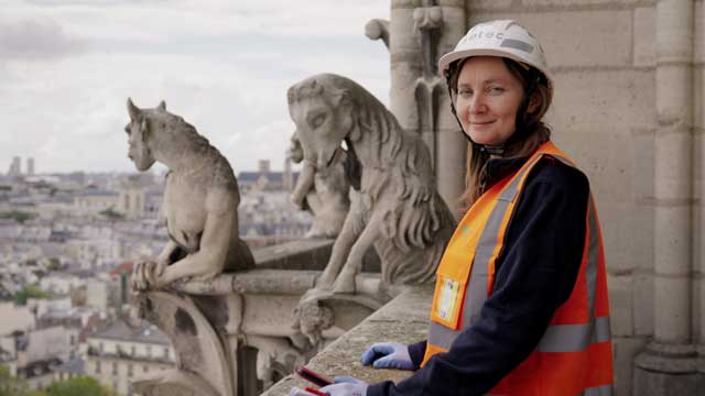 Une ingénieure pose au sommet de la cathédrale Notre Dame de Paris