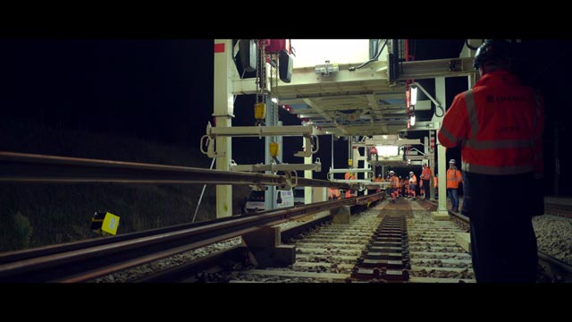 Sur une voie TGV, opération de nuit de remplacement d'un coeur d'aiguille, image issue du film d'entreprise