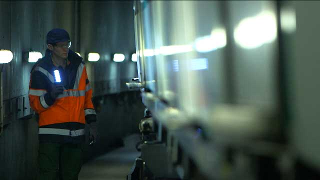 Un contremaître visiteur de la RATP contrôle une rame de métro, image tirée d'une série de film métier
