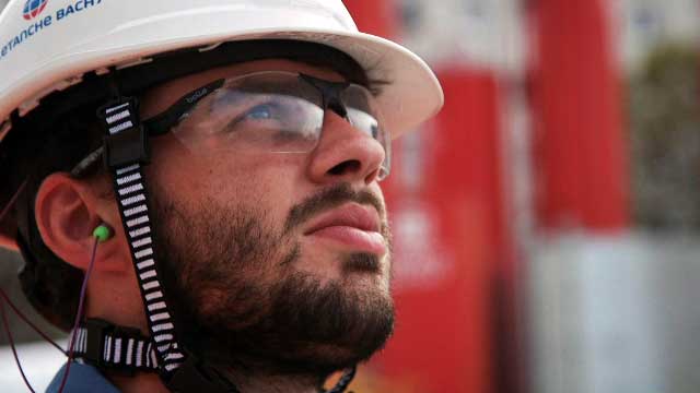 Le visage d'un stagiaire en tenue de chantier pour une vidéo de témoignage