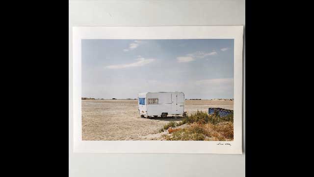 Une photo encadrée avec une caravane dans un désert pour une vidéo promotionnelle