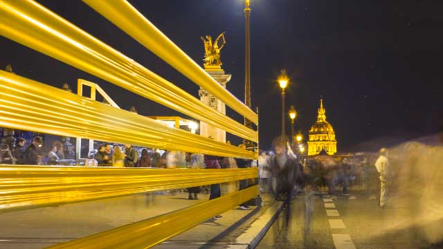 Des bandes d'orées dessinent des lignes devant les Invalides de Paris, photo tirée de la vidéo évenementielle pour Mon Super Kilomètre