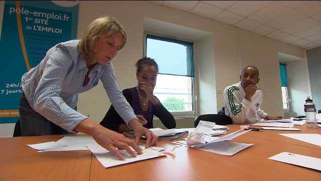 Une conseillère en discussion avec une demandeuse d'emploi pour un reportage de commande