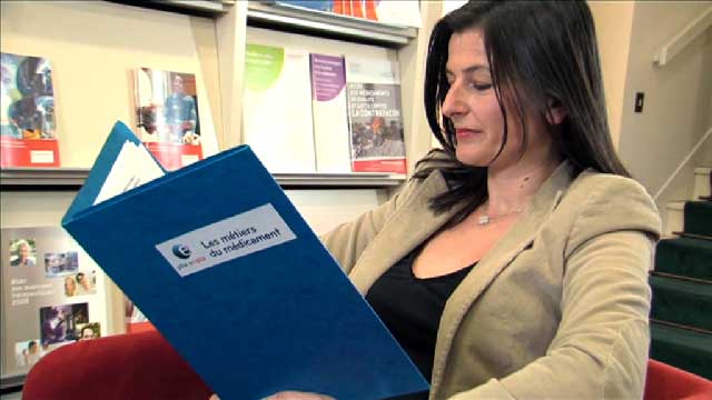 Une femme assise dans un fauteuil lit un dossier, illustration d'un montage d'interview