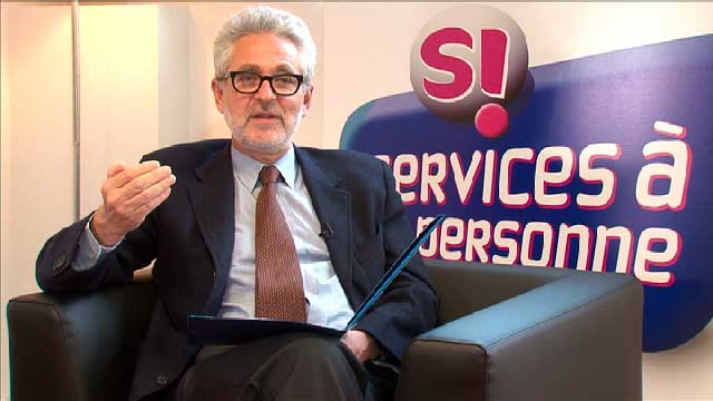 Un homme est interviewé pour une web série vidéo