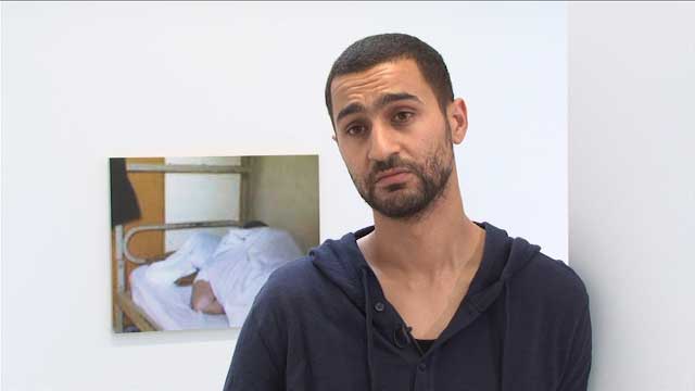 L'artiste Mohamed Bourouissa dans une salle d'exposition